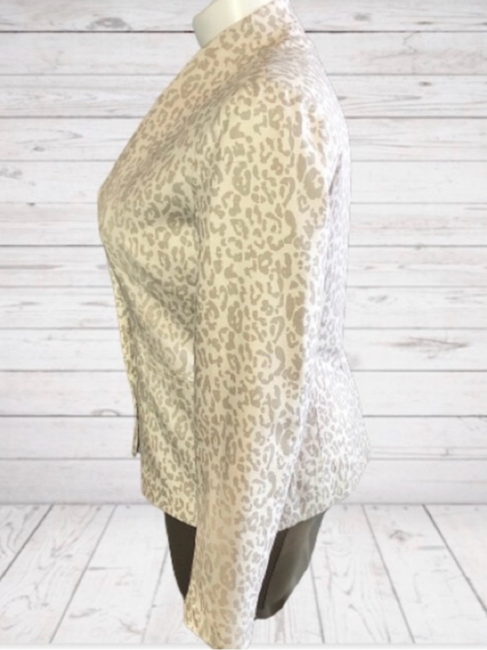 Neiman Marcus Exclusive Animal Print Linen Jacket - Picture 3 of 8